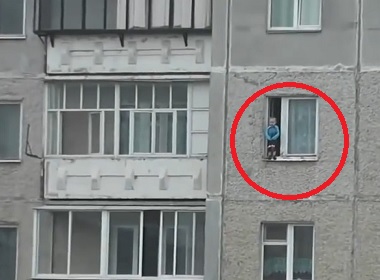 russian-child-dance-on-windowsill-video-1