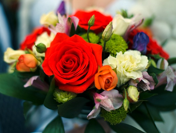 Send flowers for 14 February Valentine's Day to Russia or Ukraine.