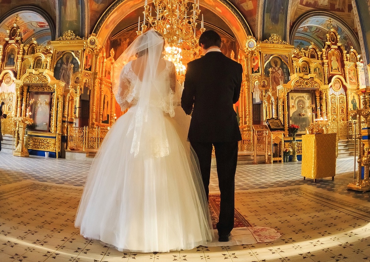 Белое венчание. Венчание. Свадьба в церкви. Венчание в православной церкви. Шикарное венчание.