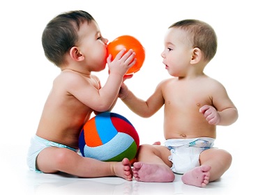 Дети-билингвы более продвинуты уже в возрасте 6 месяцев