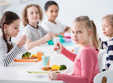 Чтобы хорошо учиться, детям нужно есть обед.