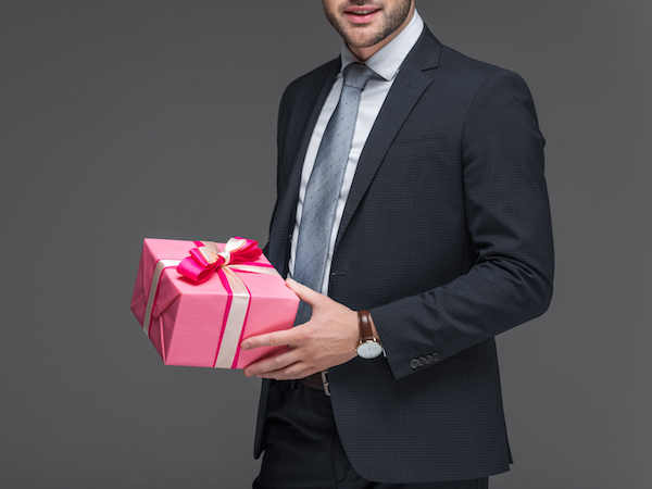 The woman has no obligation to reciprocate when getting a gift. For her it's similar to getting a verbal compliment.