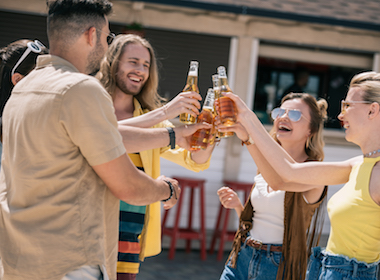 'Beer goggles' exist: Drunk men look at women differently