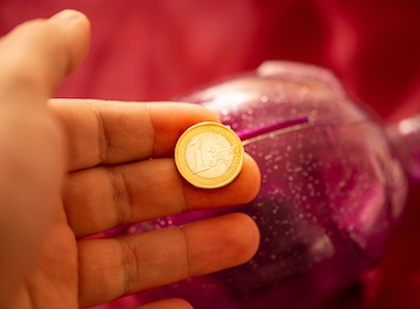Rats and humans fall victims to sunk costs fallacy